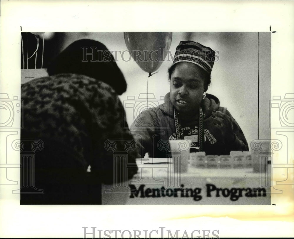 1990 Press Photo Students gather for the minority student picnic - cvb25123 - Historic Images