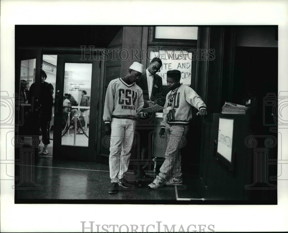 1990 Press Photo Students inspect campus newspaper on first day of class at CSU - Historic Images