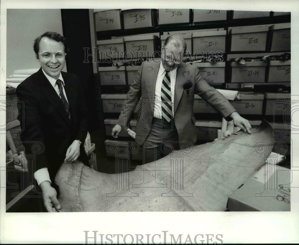 1986 Press Photo Walter Leedy and Gerald Adam look at map in CSU library - Historic Images