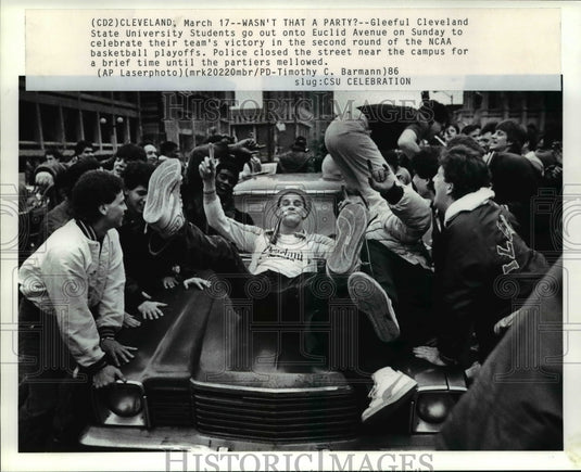 1986 Press Photo CSU students celebrate second round win in NCAA playoffs - Historic Images