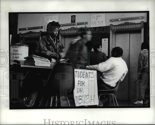 1990 Press Photo Cleveland State University-Finn Tower demonstration - cvb25136 - Historic Images