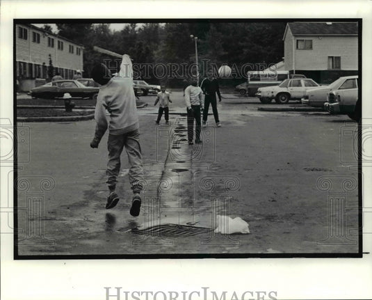 1990 Press Photo Stickball game on Tedman Court, also known as Crack Alley - Historic Images
