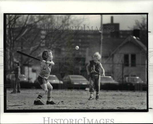 1986 Press Photo Children playing-Ball park- W 38th between Franklin and Woodbin - Historic Images