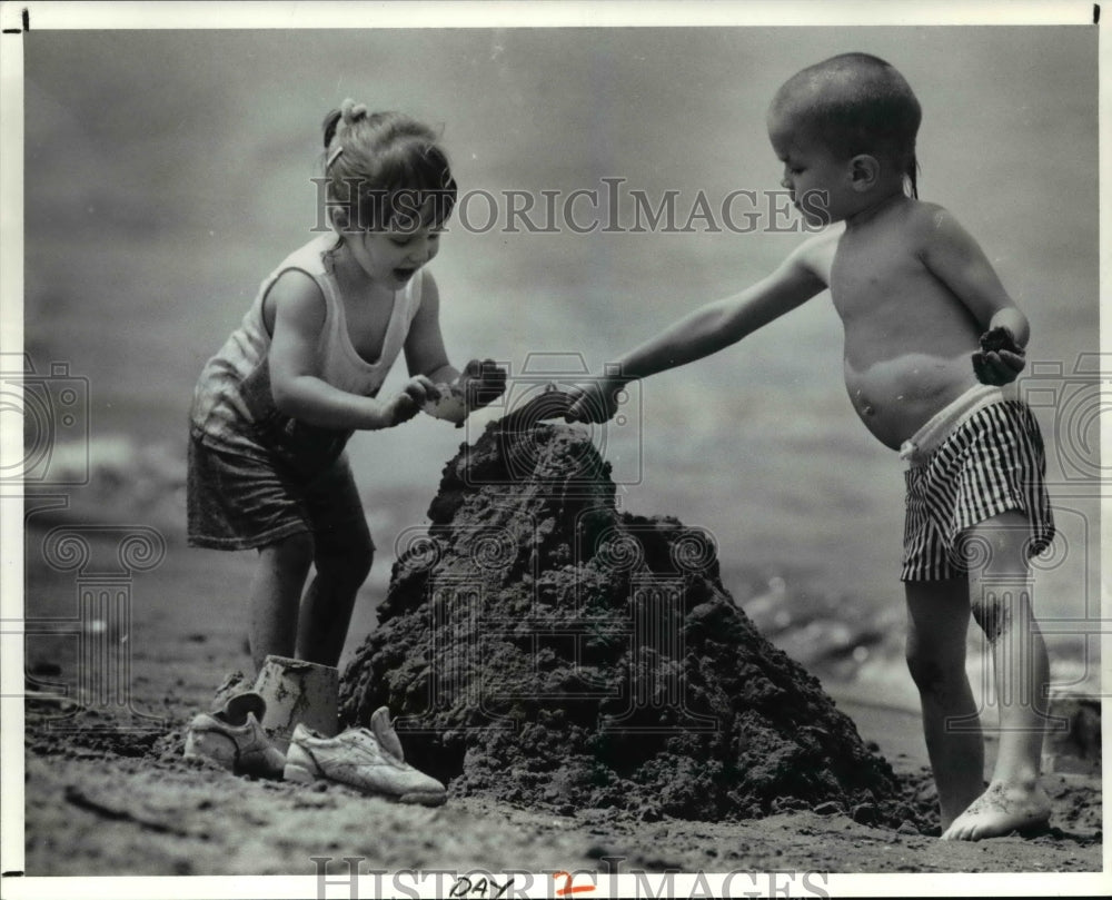 1991 Press Photo Megan Ciolek, Antonio Morales-playing at Edgewater park - Historic Images