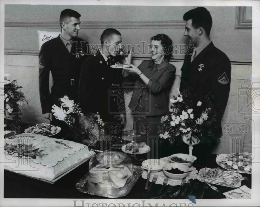 1966 Press Photo Christmas with the USO - Historic Images