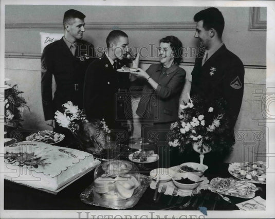 1966 Press Photo Christmas with the USO - Historic Images