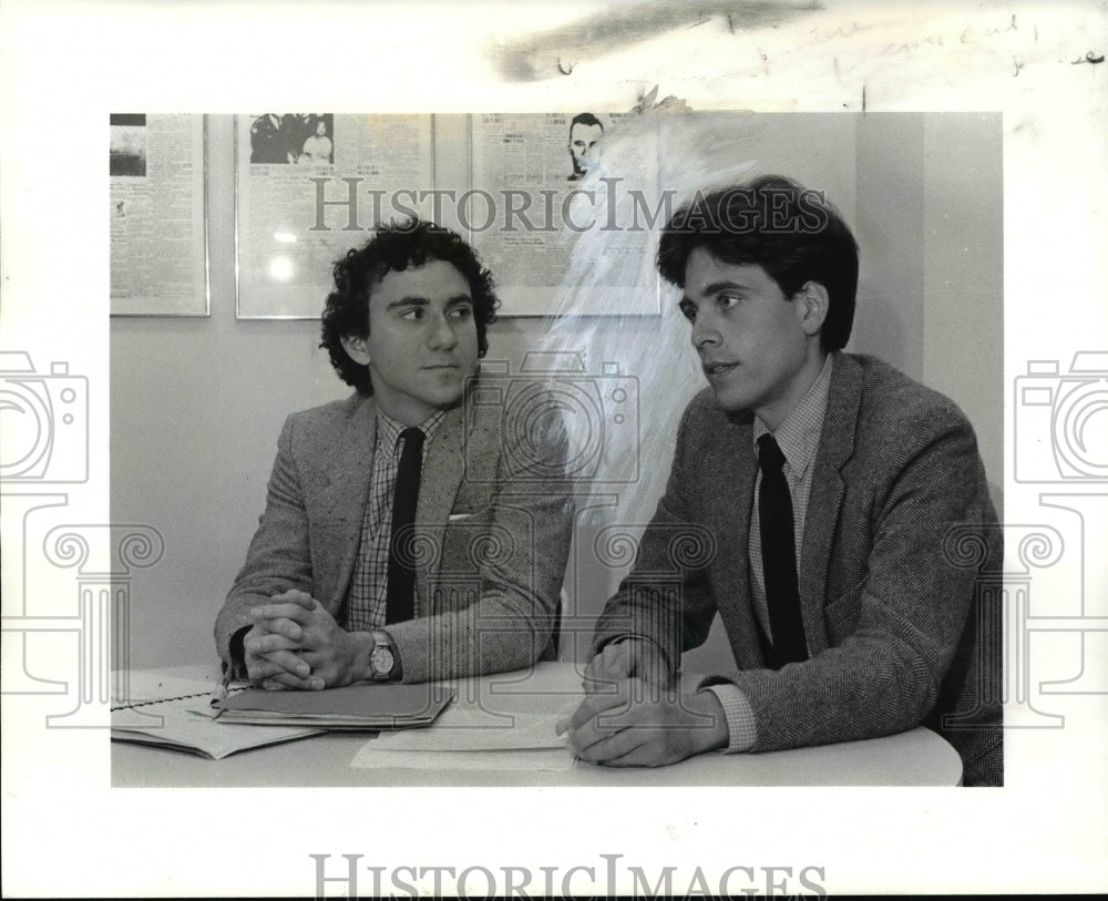 1985 Press Photo Jeffery Gerhardstein and Robert Navis Jr in discussion - Historic Images