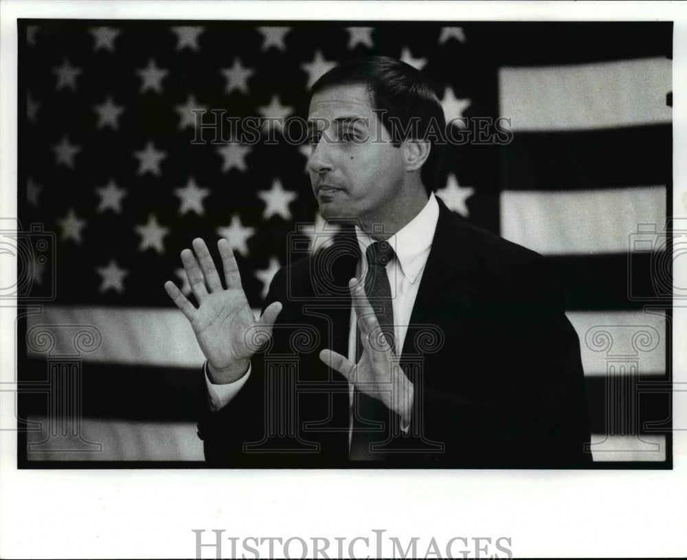 1989 Press Photo Mayoral Candidate Benny Bonanno during speech - cvb25191 - Historic Images