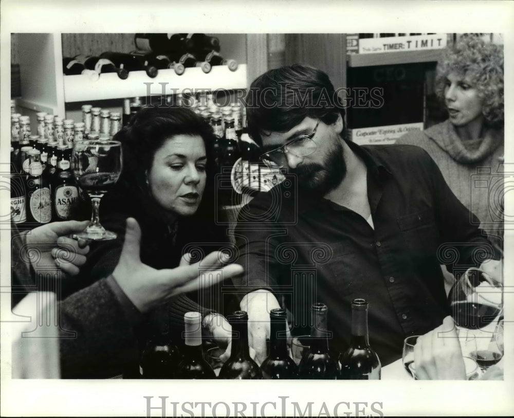 1984 Press Photo Discussing wine at Booksellers wine tasting at Pavillon Mall - Historic Images