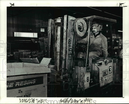 1990 Press Photo Charles Haun graduate of Cleveland Works operates fork lift - Historic Images