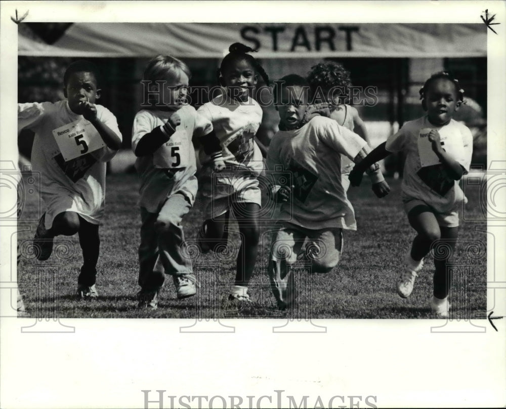 1990 Press Photo Children run 40 yd dash at first Revco Fun n Fresh Run at CSU - Historic Images