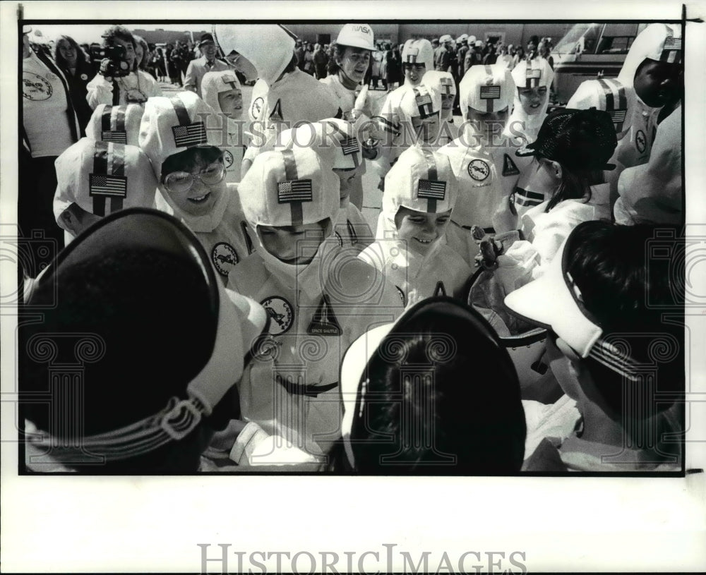 1987 Press Photo Astronauts from Parknoll Elementary School (facing camera) - Historic Images