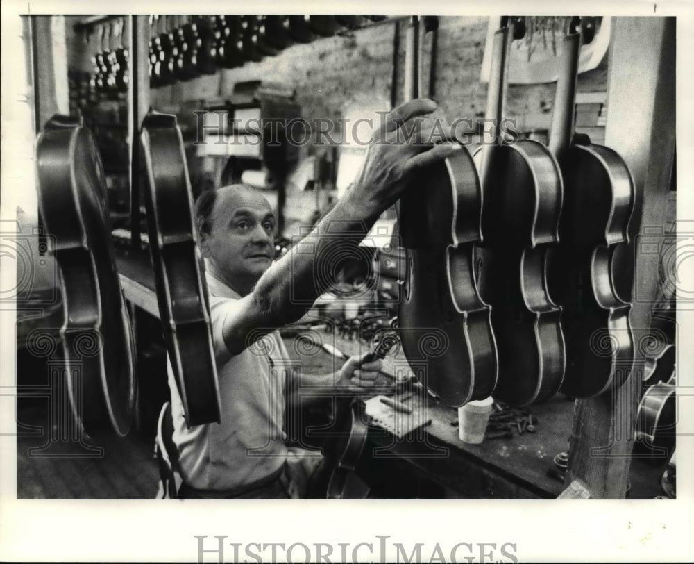 1980 Press Photo Haller Henry is adjusting pegs on violin. - cvb25235 - Historic Images