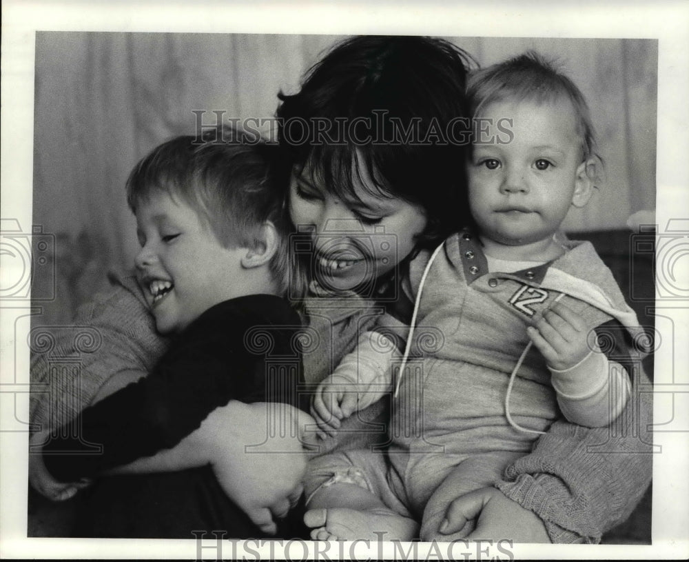 1985 Press Photo Peggy Geis with children - cvb25242 - Historic Images