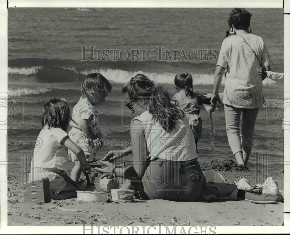 1990 Press Photo Playing at Cleveland Lakefront State Park-Edgewater Park - Historic Images