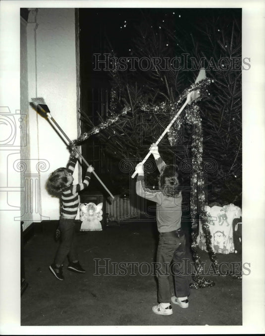 1986 Press Photo Decorating the Christmas tree at Fred & Mary Dressler's - Historic Images
