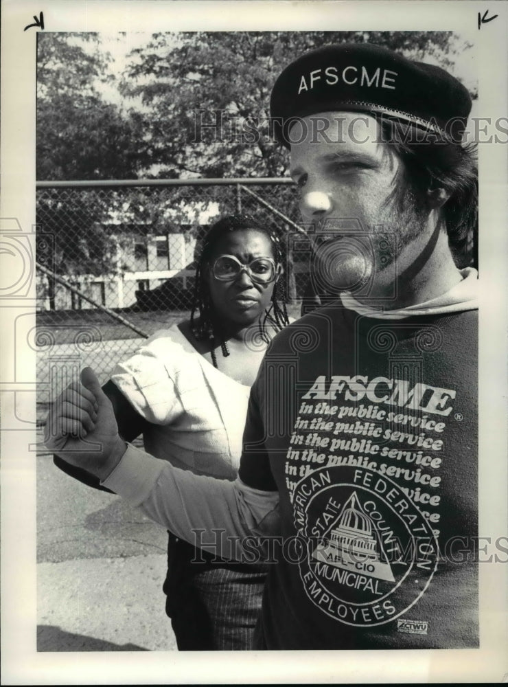 1985 Press Photo AFSCME International Rep Buddy Maupin, on the picket line - Historic Images