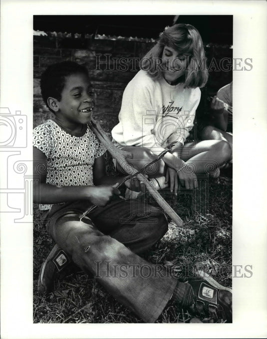 1985 Press Photo: Shaun Thomas shows off his Natural Wood Violin - cvb25429 - Historic Images