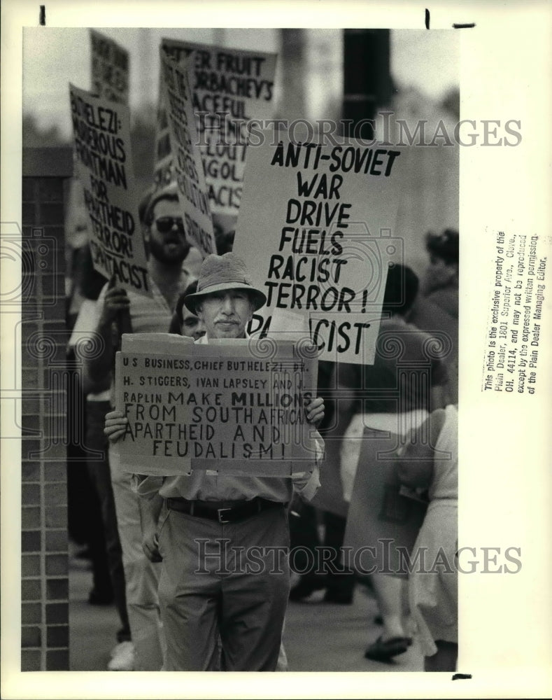 1988 Press Photo Ed Rush leads anti-Apartheid demonstrations at Clinic Center - Historic Images