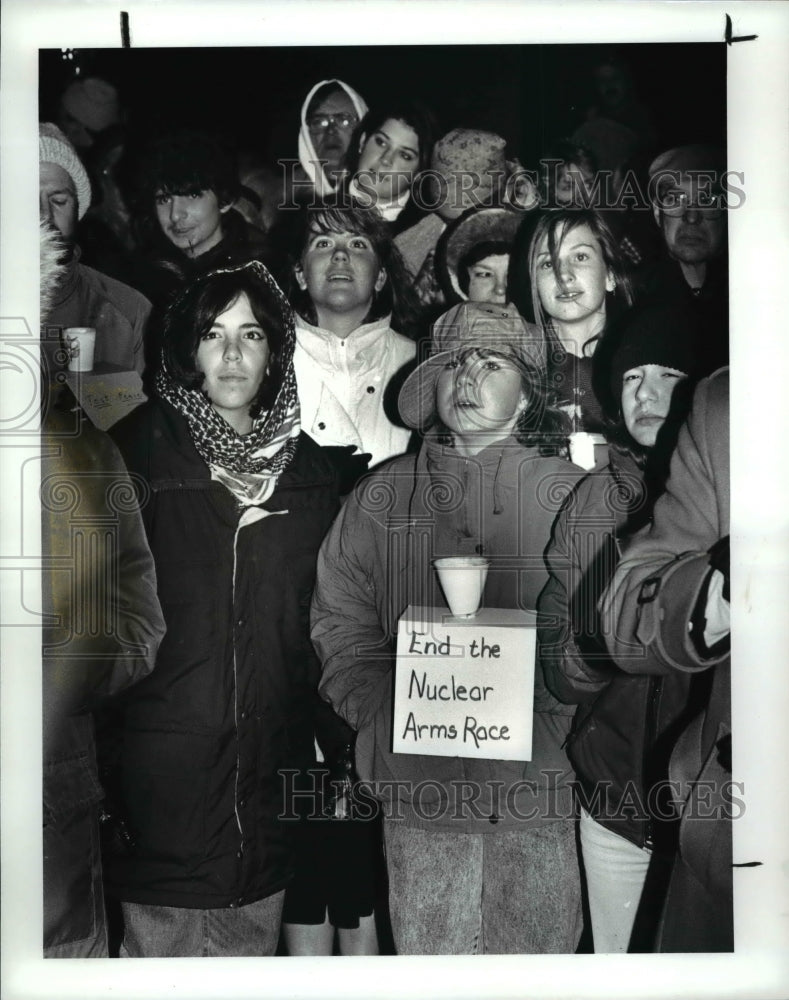 1987 Press Photo Candlelight Vigil for a comprehensive nuclear test band - Historic Images