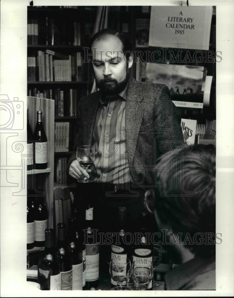 1984 Press Photo Wine tasting at Booksellers, Pavilion Mall - cvb25489 - Historic Images