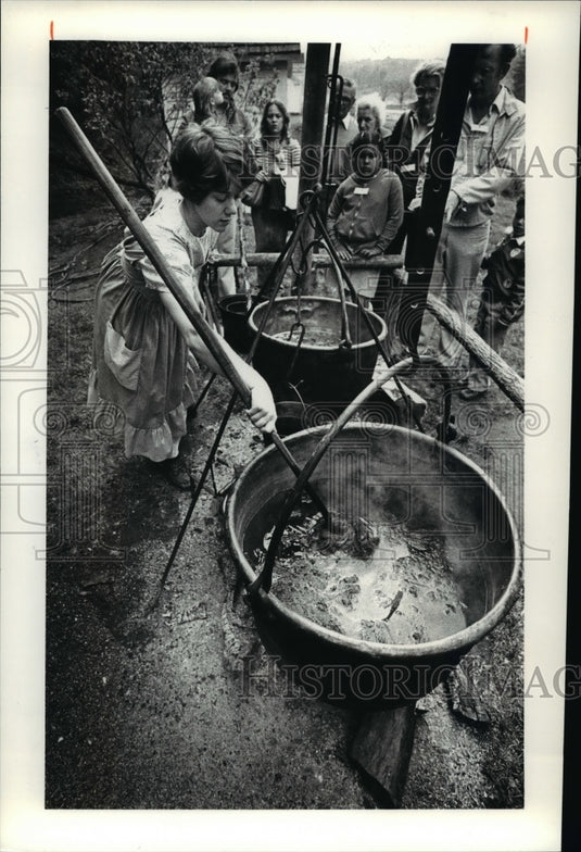 1980 Press Photo Ms. Ellen Greenhorn checks her pots of wool - cvb25491 - Historic Images