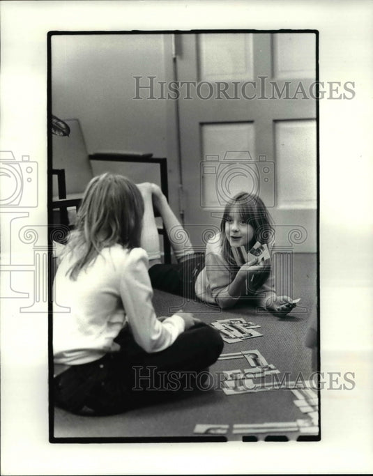 1984 Press Photo Children playing card game at Harrison Daycare Center - Historic Images