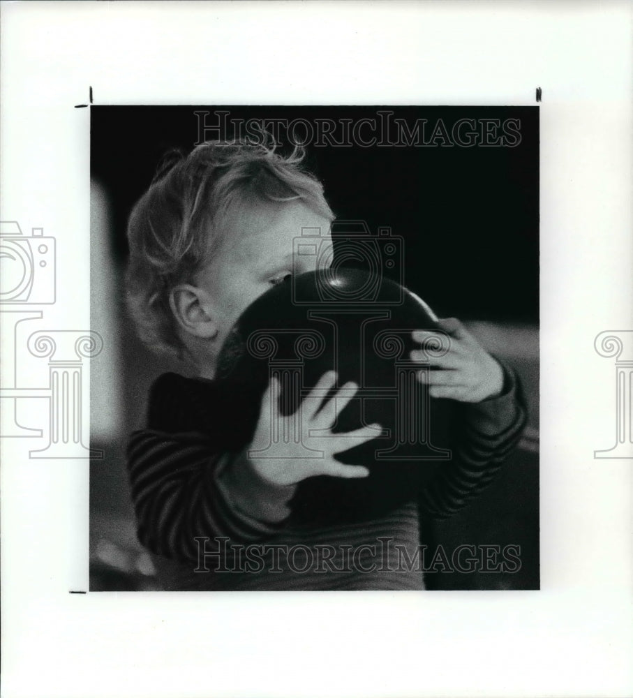 1992 Press Photo Joshua Law holds onto an 8lb bowling ball before letting it go - Historic Images