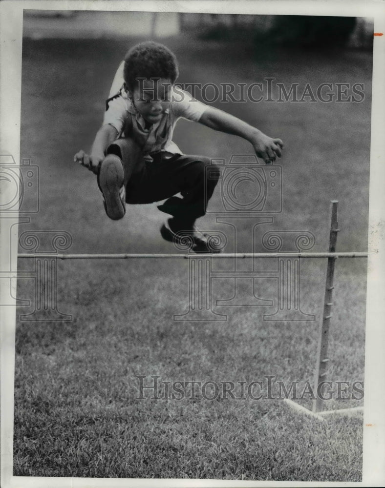 1976 Press Photo Rueben Murphy does high jump during special preschool olympics - Historic Images