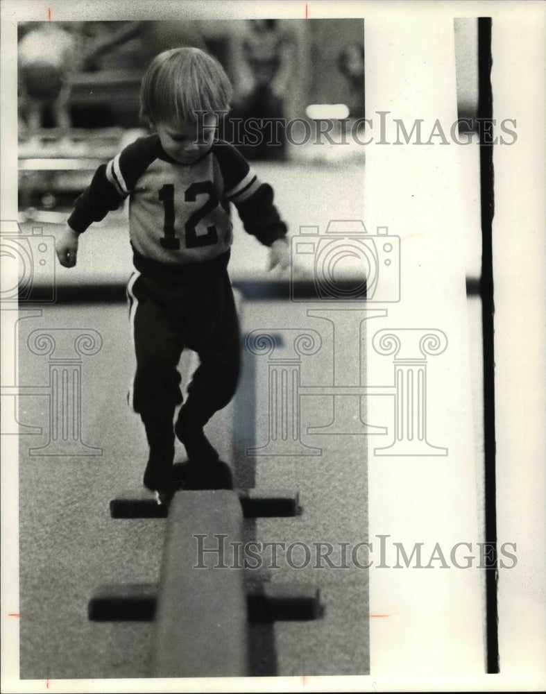 1981 Press Photo Blake Ferguson of Broadview Heights on the beam - cvb25541 - Historic Images