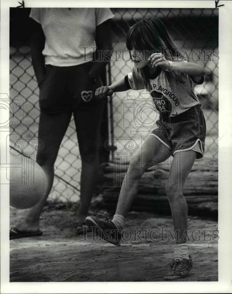 1984 Press Photo Bridget Reed kicks single in kickball tournament at the park - Historic Images