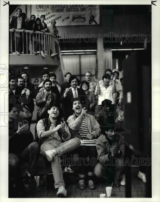 1986 Press Photo Cyrous Khubchehre Points Out Play To Hakram Ahmed - cvb25558 - Historic Images