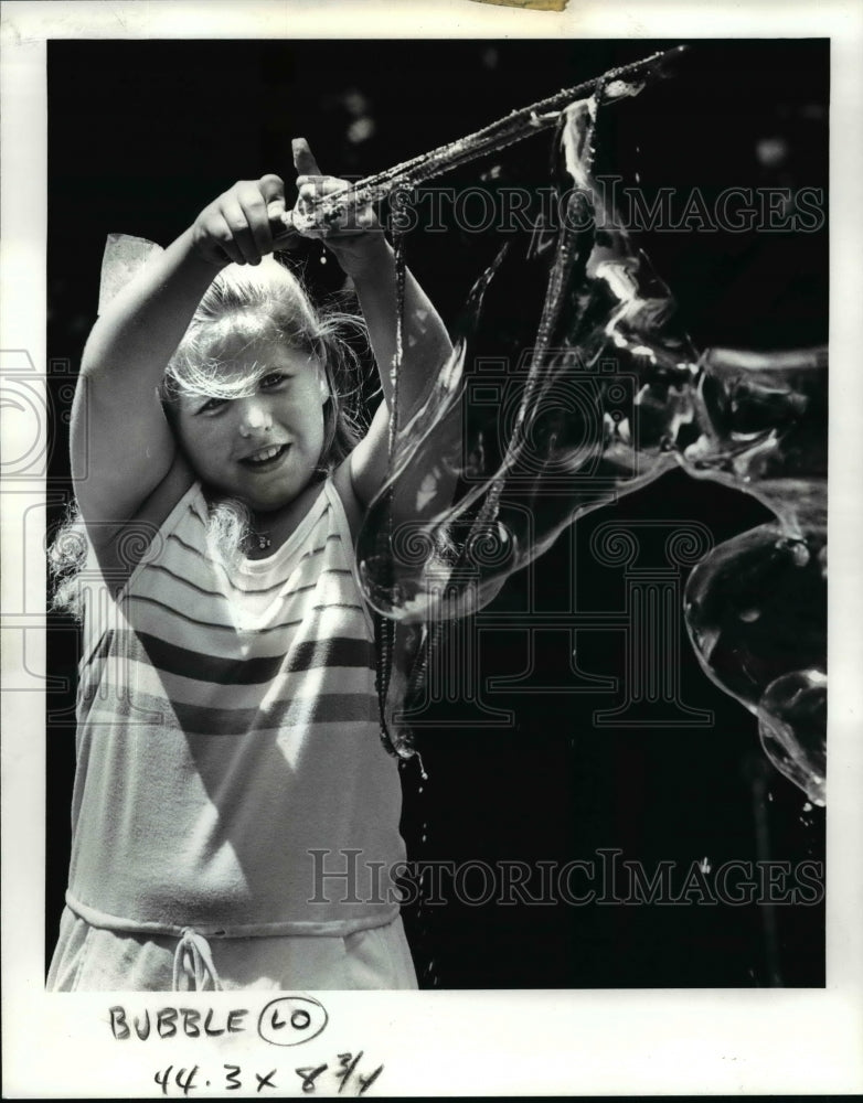 1987 Press Photo Laura Leho Making Giant Bubble Museum Of Natural History - Historic Images