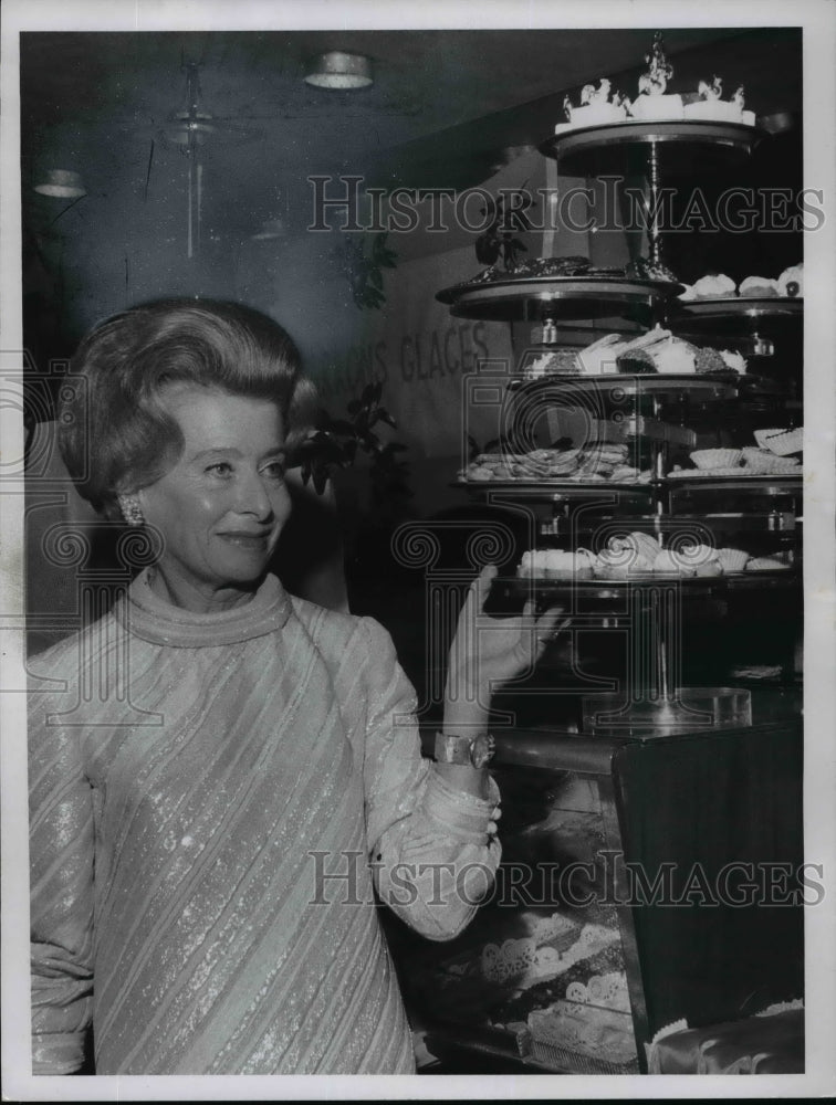1966 Mrs. S. Allen Nathanson - Historic Images