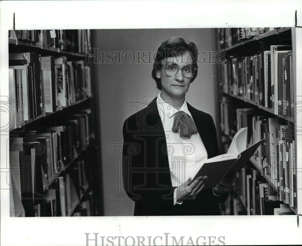 1989 Press Photo Sister Marie Ursuline College Holthus City - cvb25605 - Historic Images