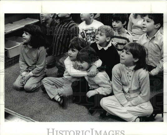 1991 Press Photo: Kindergarten kids listen to Robert Dober - Story Teller - Historic Images