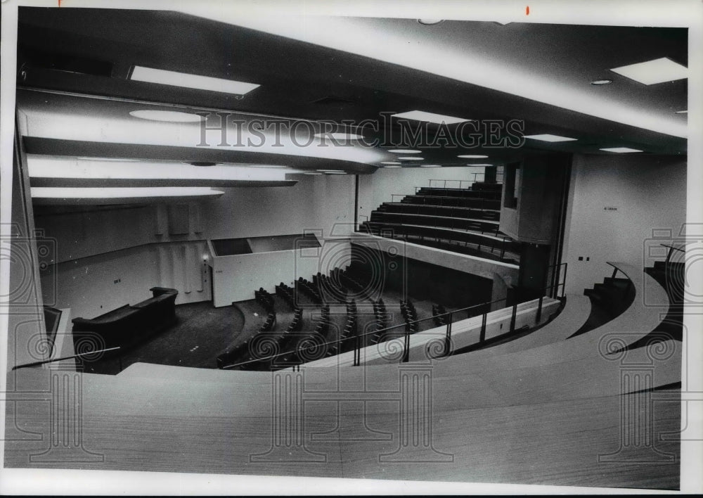 1977 Press Photo Judges bench in moot courtroom is old one from Supreme Court - Historic Images