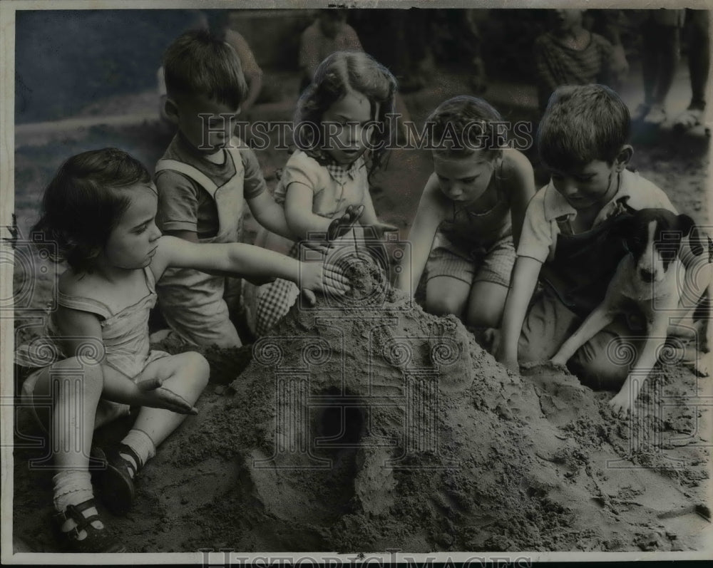 1946 Press Photo Children making sand castle-1940 - cvb25682 - Historic Images