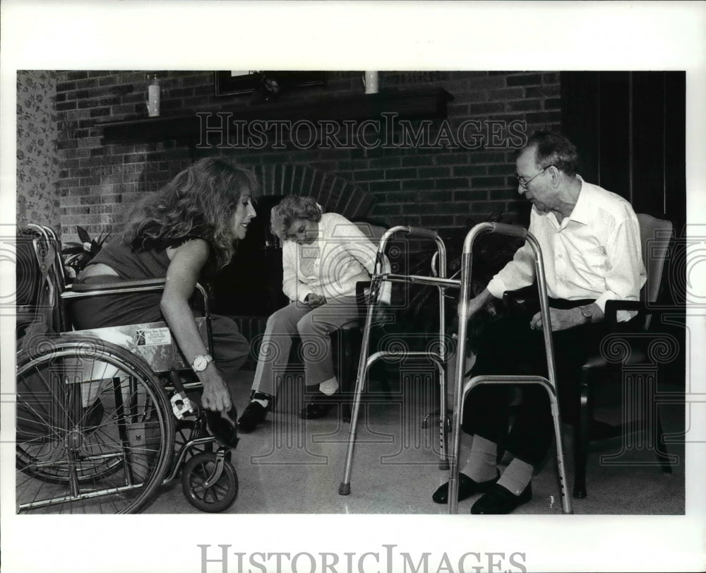 1987 Press Photo Helen OToole who has MS shows senior citizens how to exercise - Historic Images