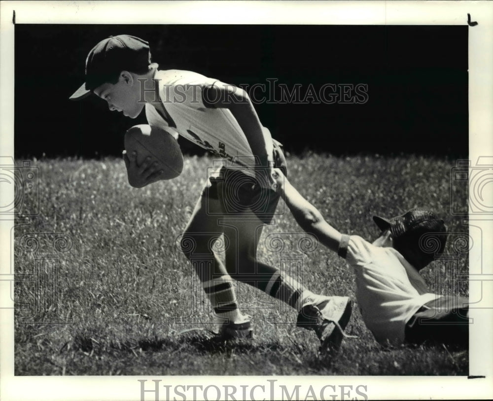 1987 Press Photo Jeff Matenra and Matt Parnin play yard football - cvb25745 - Historic Images