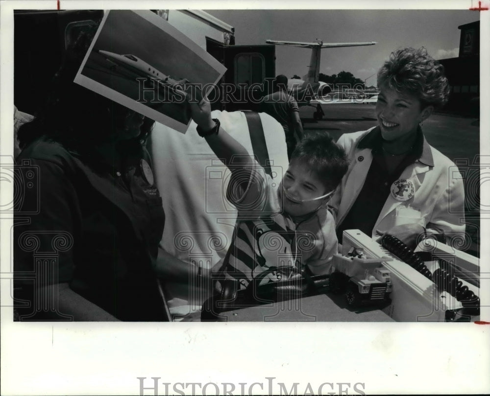 1991 Press Photo Joey DiFrancisco with photo of lear jet that will transport him - Historic Images