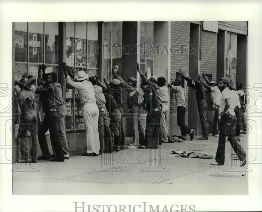 1984 Press Photo Drug Raid on 55th &amp; Euclid Duckys Bar - cvb25818 - Historic Images