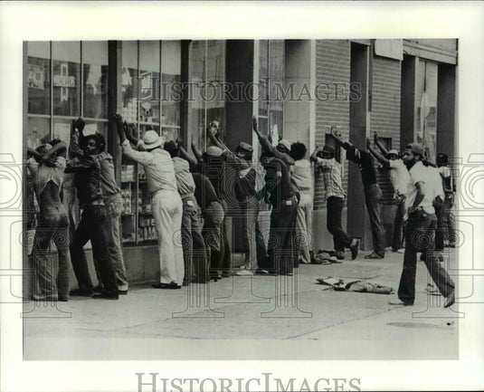 1984 Press Photo Drug Raid on 55th & Euclid Duckys Bar - cvb25818 - Historic Images