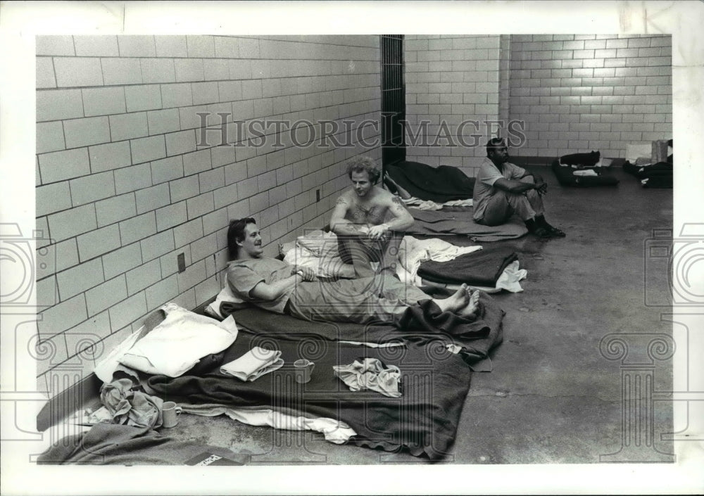 1984 Press Photo Summit County jail prisoners on their mattresses on floor - Historic Images
