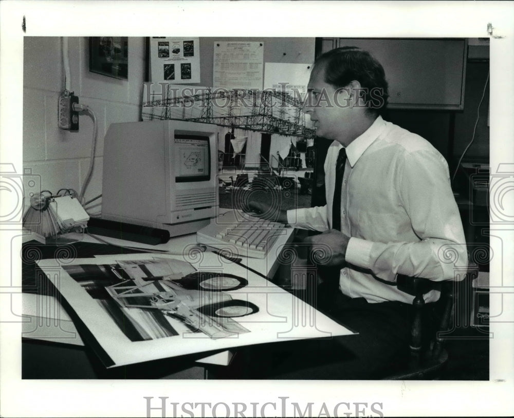 1991 Press Photo Kevin Machesky runs litigation services company out of home - Historic Images