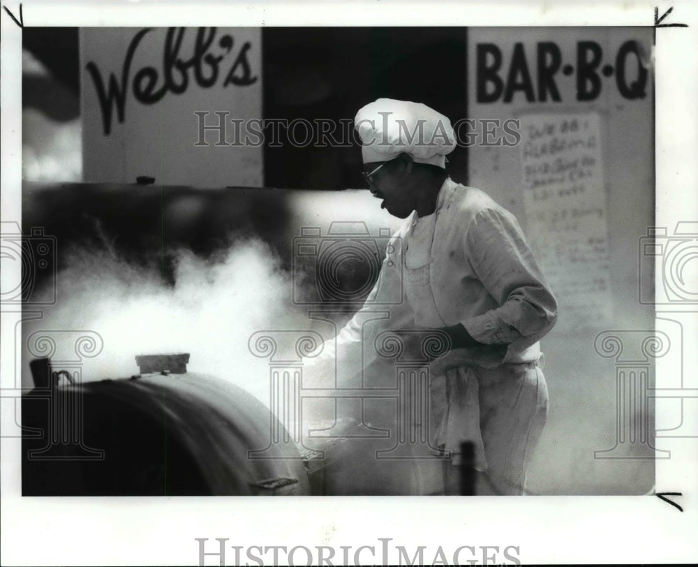 1989 Press Photo James Dixon of Cleveland Braves BBQs for 17th Rib Burn-Off - Historic Images