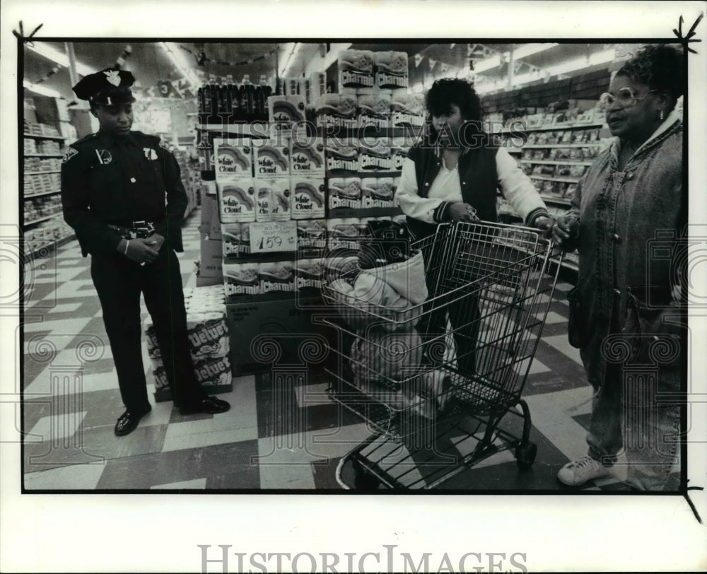 1990, Closing of the Woodland Shoprite - cvb25916 - Historic Images
