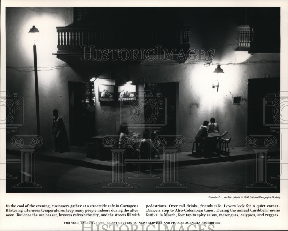 1989 Press Photo People gathered at streetside cafe in Cartagena, Colombia. - Historic Images