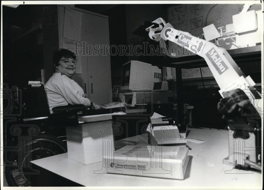 1989 Press Photo Computer-controlled robotic arm designed to help handicapped - Historic Images