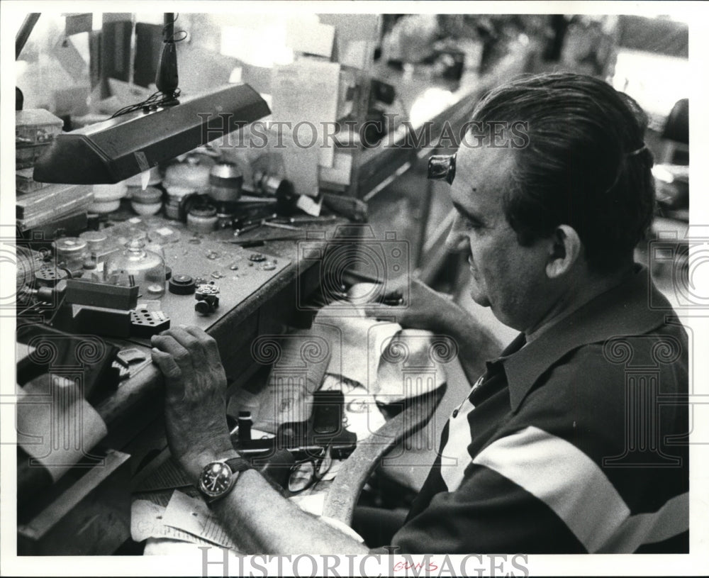 1981 Press Photo Mario Ray, owner of jewelry store in Little Havana Miami. - Historic Images